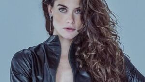 Alinne Moraes ousa e publica foto com seios à mostra