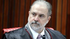 Augusto Aras contraria PF e diz que Bolsonaro não cometeu crime ao vazar inquérito