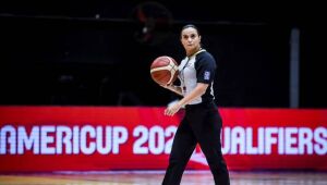 Brasileira é a primeira mulher a arbitrar basquete masculino em Olimpíadas