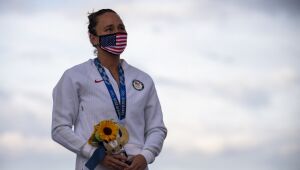 Primeira medalhista do surfe feminino dançou com o marido pelo telefone antes da final