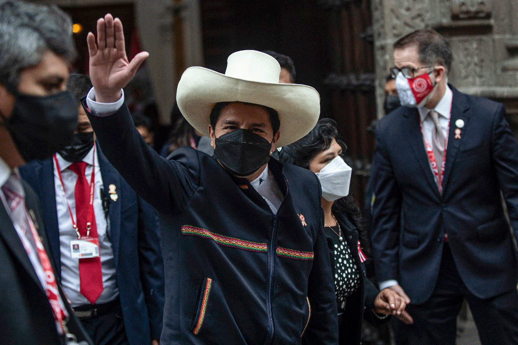 Pedro Castillo toma posse como presidente do Peru