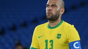 Daniel Alves, jogador com mais títulos do mundo, quer ampliar recorde com ouro olímpico