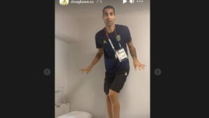 Douglas Souza, da equipe de vôlei do Brasil, conquista internet com bom humor