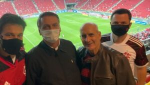 Bolsonaro vai a estádio e vê goleada do Flamengo em Brasília