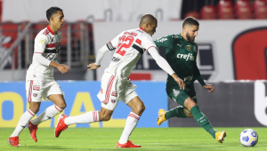 Salvo três vezes pelo VAR, Palmeiras escapa de derrota para o São Paulo