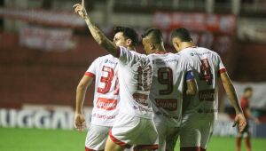 Torcedores de clube do Irã "invadem" rede social de Jean Carlos