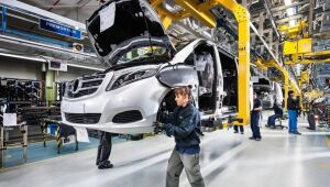 Por escassez de chips, Mercedes corta produção na Alemanha e Hungria