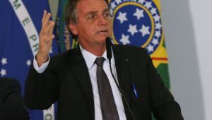 Bolsonaro faz novo ataque a sistema eleitoral e justifica troca de militares no Planalto