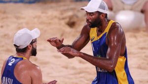 Evandro e Bruno Schmidt vencem dupla polonesa e se classificam em 1º no vôlei de praia