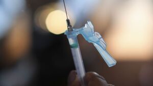 Países anunciam aplicação de terceira dose de vacina contra a Covid-19