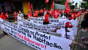 Manifestantes fazem protesto contra Bolsonaro no Recife