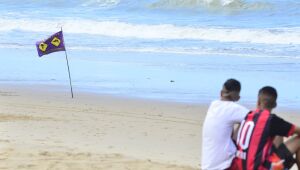 Após dois incidentes com tubarão em 15 dias, trecho de praia em Piedade é interditado para banho