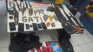 Operação prende quatro membros de quadrilha no Sertão; Polícia apreendeu espingardas e explosivos
