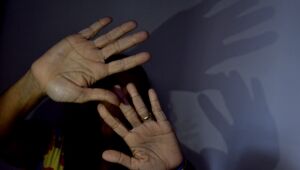 Cortando o mal da violência de gênero pela raiz