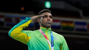 Abner Teixeira recebe primeira de três medalhas do boxe brasileiro