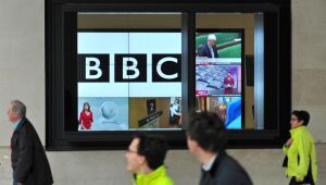 Governo do Reino Unido congela financiamento da BBC por dois anos