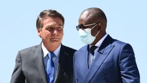 Bolsonaro recebe 'Bolsonaro da África' em Brasília e o chama de irmão