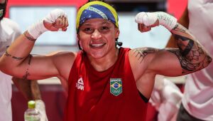 Bia Ferreira vence semi e vai disputar sua 3ª final mundial de boxe