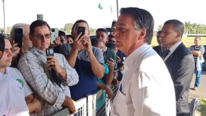 'Todo mundo tem que comprar fuzil', diz Bolsonaro, que chama de 'idiota' quem escolhe comprar feijão