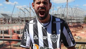 Diego Costa é apresentado no Galo e brinca: 'combino com o branco e preto'