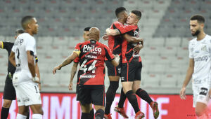 Athletico-PR sai na frente do Santos nas quartas da Copa do Brasil