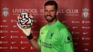 Goleiro Alisson prorroga por seis anos contrato com o Liverpool