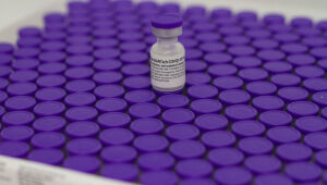 Reforço da Pfizer aumentou em 20 vezes número de anticorpos em vacinados com Coronavac