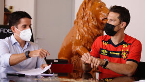 Prestes a ser oficializado pelo Sport, Hernanes veste camisa do Leão e acerta últimos detalhes