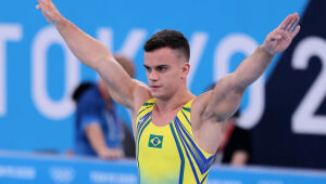 Ginasta Caio Souza cai no segundo salto e termina final em oitavo