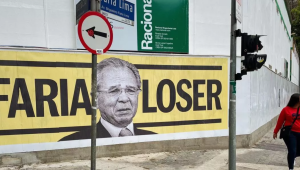 Cartazes colados na Faria Lima chamam Guedes de 'loser'