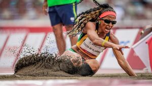 Silvânia Costa é bicampeã paralímpica no salto em distância T11