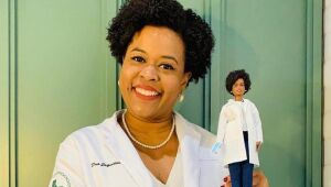Brasileira que ajudou a sequenciar DNA do coronavírus é homenageada com boneca Barbie