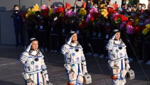 Astronautas chineses retornam à Terra após missão espacial de 90 dias