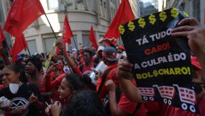 MTST e frente Povo Sem Medo ocupam prédio da Bolsa de Valores de SP em protesto contra a fome