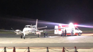 Após colisão com carro em Fernando de Noronha, motociclista é transferido em UTI aérea para o Recife