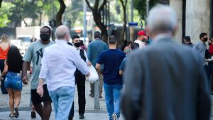 Covid-19: casos no Brasil diminuem após ajuste de dados em estados