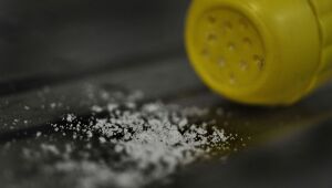 Redução de sódio nos alimentos pode prevenir 2,6 mil mortes em 20 anos