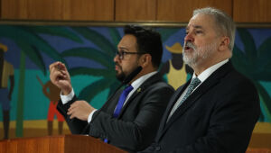 Aras toma posse para novo mandato e diz que caneta do PGR 'não será instrumento de peleja política'