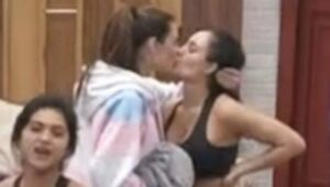 Dayane e Aline trocam selinho e dão início à pegação no reality