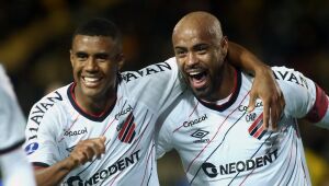 Athletico-PR vence Peñarol e fica perto da final