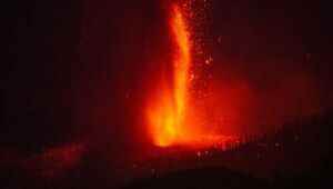 Avanço da lava do vulcão nas Ilhas Canárias provoca medo de gases tóxicos