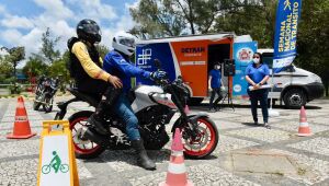 Educadores do Detran-PE dão dicas de segurança a motociclistas em Camaragibe