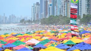 Mesmo com tempo nublado e ondas mais fortes, domingo é de praias lotadas no Recife