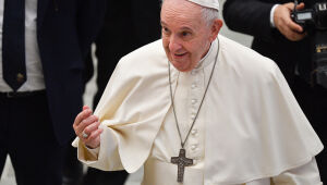 Papa recebe premiê da França em plena tempestade na igreja no país