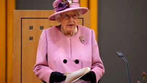 Rainha Elizabeth II passou a noite em hospital, diz palácio real