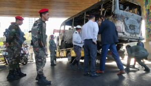 Atentado contra ônibus militar deixa 14 mortos em Damasco