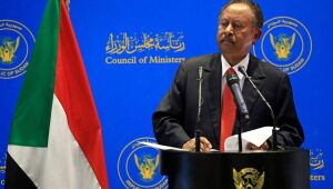 Premier sudanês volta para casa e manifestantes são alvo de gás lacrimogêneo