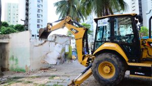 Construções irregulares em torno do edifício Holiday são demolidas