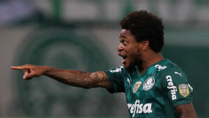 Torcida do Palmeiras exige retratação de Luiz Adriano por sinal de silêncio