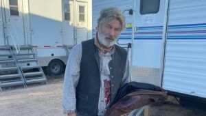 Investigação sobre tiro de Alec Baldwin se concentra na custódia da arma